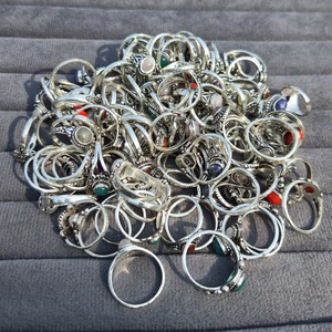 แหวนทองเหลืองคลาสสิกยอดนิยมสำหรับทุกเพศ ประดับพลอยธรรมชาติ เหมาะสำหรับวันเกิด วันครบรอบ โอกาสพิเศษ มีจำหน่ายทั่วโลก - Product Image 5