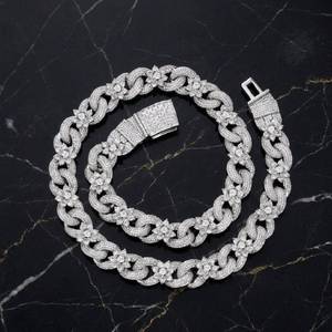 Collier Hip Hop bicolore en moissanite et diamant, chaîne cubaine à maillons floraux sertie de pierres, pour hommes, disponible à la vente - Product Image 3