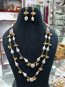 Ensemble de colliers de perles irrégulières à double rangée |   Bijoux indiens perlés dorés |   Coiffure Rani traditionnelle à plusieurs couches |   Collier de créateur - Product Image 4