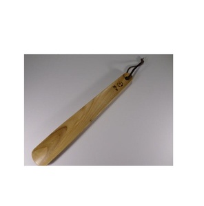 Calzador de madera con mango largo y correa de cuero para diseño personalizado, para hombres y mujeres, para facilitar el uso. - Product Image 4