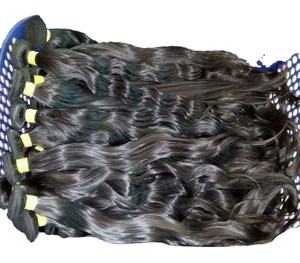 Vente en gros d'extensions de cheveux humains indiens vierges Remy de 30 pouces prix d'usine en lot crépus de style vague de trame brute de couleur naturelle - Product Image 1