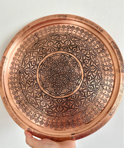 Plateau de service vintage en cuivre martelé avec motif gravé, plateau rond décoratif plaqué, plateau à café multi-usages, plateau alimentaire de cuisine - Product Image 1