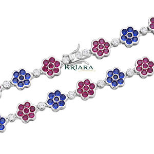 Bracelet en or blanc serti de diamants et de rubis bleus, design floral, parmi les plus vendus, élégant bijou de mariage pour femme, disponible à la vente - Product Image 2