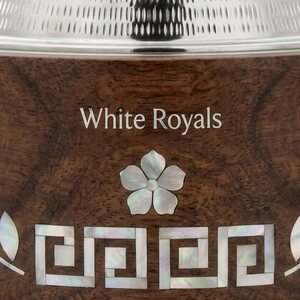 Olla térmica de madera artesanal con incrustaciones florales árabes tradicionales y tapa cónica de acero inoxidable. - Product Image 2