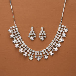 สร้อยคอผู้หญิงสไตล์คลาสสิกประดับเพชรทรงปรินเซสคัท  วัสดุทองเหลืองผสมทองแดง ชุบโรเดียม  สายแบบเชือก  ยาว 14 นิ้ว  เครื่องประดับสำหรับวันครบรอบ - Product Image 5