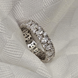Anillo de Eternidad con Diamantes Cultivados en Laboratorio Certificados por IGI, Anillo de Boda Marquise de Diamantes Creados en Laboratorio en Oro Blanco de 18K Personalizado, Joyería para Mujer - Product Image 5