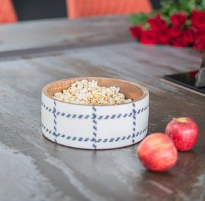Bol en bois fait main personnalisé avec motif imprimé blanc pour la maison et le camping, idéal pour servir des salades et des plats. - Product Image 1