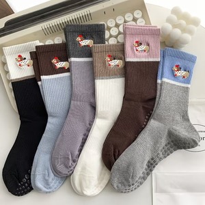Chaussettes antidérapantes pour femmes avec broderie chien, bordure rose, tricotées marron, pour l'automne et le quotidien - Product Image 5