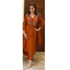 Ensemble Kurtis en coton pur avec broderie, pantalon et dupatta, tendance, disponible à prix abordable. - Product Image 1