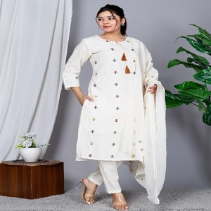 Conjunto de Kurta de Boda Tradicional de Algodón Blanco Elegante para Mujer NIYANI, Bordado Floral Delicado, Dupatta Suave, Ropa Étnica de Rajasthan - Product Image 1