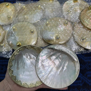 Assiette en nacre irisée à bord festonné pour la décoration de table, la présentation de bibelots et l'artisanat, provenant du Vietnam - Product Image 1