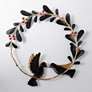 Magnifique couronne de colombes en métal doré avec des feuilles vertes et des baies rouges, parfaite pour la décoration murale festive ou la décoration de porte d'entrée. - Product Image 3