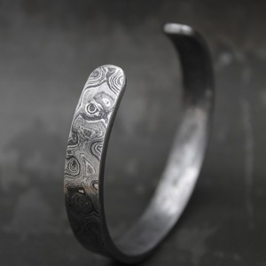 Brazalete de Acero de Damasco Forjado a Mano - Joyería Vikinga Única, Regalo de Aniversario Exclusivo, Brazalete Martillado - Product Image 2