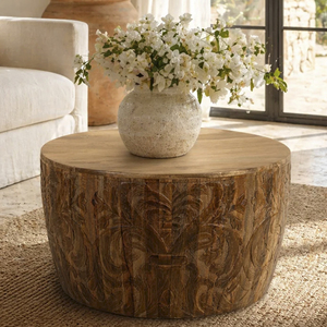 Mesa de centro artesanal tallada a mano en madera maciza de mango con acabado natural, hermosa para salas de estar y salones. - Product Image 1