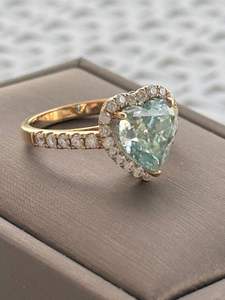 แหวนหมั้นเพชรโมอิสซาไนต์สีฟ้าอ่อนทรงหัวใจประดับเพชรแบบ Crushed Ice ชุบทอง 14K เงินแท้ 925 สำหรับผู้หญิง - Product Image 3