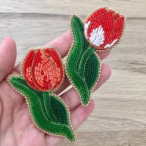 Ensemble de broches tulipes rouges vibrantes, brodées à la main avec des perles orange et dorées, épingles de revers florales pour femmes, accessoire de mode printanier - Product Image 1