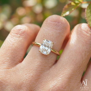 Anillo de compromiso de moissanita con corte cojín y banda solitaria en plata chapada en rodio con engaste invisible para mujer, regalo para fiesta de bodas - Product Image 4