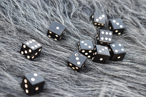 Corne polie artisanale et écologique |   Art moderne et objets de collection, jeux de table et décoration noir et blanc par PERFECT ENTERPRISES - Product Image 6