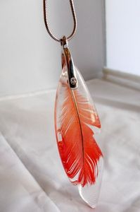 Pendentif en bois et résine fait main de luxe |   Collier en bois écologique avec motif d'amour |   Pendentif en époxy design pour mariage - Product Image 4
