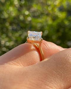 Anillo Solitario con Diamante Cultivado en Laboratorio de 3 Quilates, Corte Brillante Tipo Cojín, Certificado IGI, Oro de 18K - Product Image 3