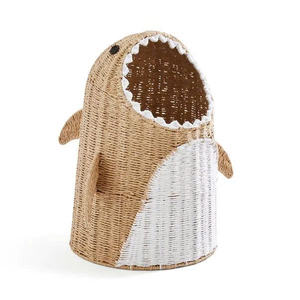 Un toque divertido para habitaciones infantiles sin ir demasiado por delante de la moda. Haz la diferencia con nuestra cesta de almacenamiento tejida con diseño de tiburón para niños. - Product Image 4