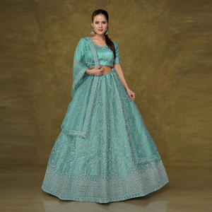 Ensemble Lehenga Choli en tulle avec broderie Resham complexe, jupe évasée royale, blouse ajustée et dupatta fluide, pour mariage et bal de promo, longueur ras du sol - Product Image 2