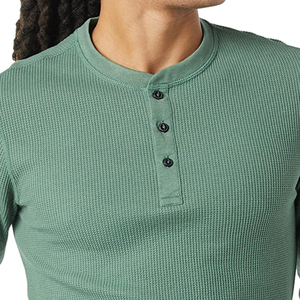 Fournisseur en gros, commande en gros, personnalisation de la marque disponible, t-shirt Henley pour homme, vente chaude, t-shirt Henley en tricot gaufré pour homme - Product Image 4