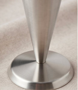 Porte-serviettes en métal de luxe avec un design conique élégant, parfait pour le rangement de papier de soie fait main et une utilisation sur table. - Product Image 2