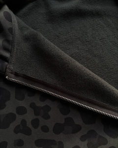 Sudadera con capucha de invierno de lujo para hombre, personalizada OEM, con cremallera, de algodón peinado y forro polar, estilo casual urbano, con estampado completo de leopardo y logotipo personalizado. - Product Image 3