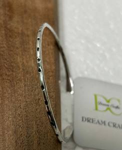 Brazalete Abierto Ajustable Ligero de Latón Plateado Hecho a Mano con Diseño de Mantra Antiguo para Niñas y Mujeres - Product Image 4