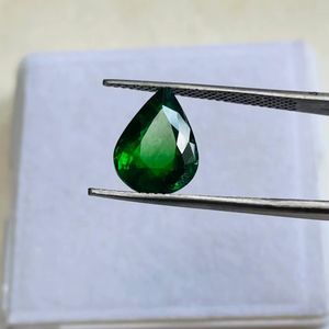 พลอยทซาโวไรต์ทรงลูกแพร์ธรรมชาติ น้ำหนัก 4.89 กะรัต คุณภาพระดับ AAA พร้อมความเงางามระดับ AAA และสีเขียวสดใส ตัดและขัดเงาอย่างสมบูรณ์แบบ - Product Image 4