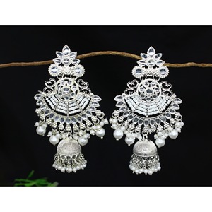 Vente en gros de boucles d'oreilles tendance Meenakari Kundan en plaqué or bijoux indiens de fête de mariage avec pompon pour fiançailles - Product Image 2