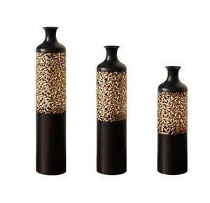 Juego de 3 jarrones altos negros y dorados con diseño calado, perfectos para decoración de entradas y un elegante diseño para el área de bienvenida. Venta al por mayor desde India. - Product Image 1