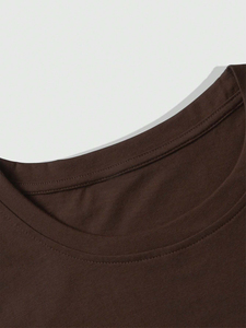Camiseta de Manga Corta para Hombre, Color Marrón, con Estampado Geométrico de Estrella Dorada, Cuello Redondo, Corte Regular, Diseño Estampado - Product Image 5