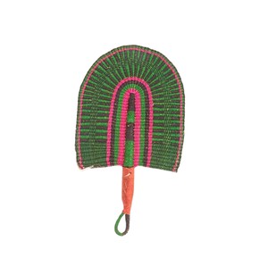 Éventail artisanal en jonc de mer tressé vert et rose, décoratif, à tenir à la main, style ethnique traditionnel, pour la décoration intérieure. - Product Image 1