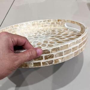 Plateau rond bleu marine avec incrustations en os, motif floral blanc classique, pour un design oriental haut de gamme, pour utilisation sur table > Plateau de rangement - Product Image 6