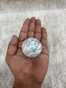 Sphère de cristal d'howlite de couleur blanc crème, avec veinage anthracite, forme ronde et lisse, finition raffinée et distinctive. - Product Image 3