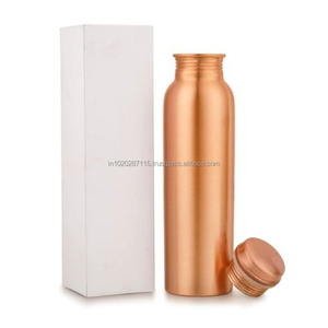 Botella de agua de cobre puro Ayurvédico trabajo impreso para uso diario con beneficios naturales para la salud y propiedades curativas indias antiguas - Product Image 1
