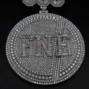 Pendentif rond en moissanite, breloque inspirée de la crypto-monnaie, micro-pavé de pierres baguette, bijou pour collier chaîne - Product Image 3