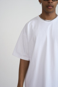 เสื้อยืดโอเวอร์ไซส์ถักนิตเนื้อหนา 300 GSM รุ่น Thumb Premium ขายดีที่สุด ระบายอากาศได้ดี ผ้าฝ้าย 100% ทรงบ็อกซี่ สตรีทแวร์ รับสกรีนโลโก้ - Product Image 6