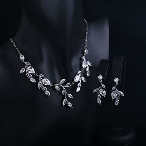 AMBER JEWELS - Conjunto de Collar Minimalista Romántico Unisex de Plata 925 con Moissanita y Diseño de Hoja en Forma de Pera para Bodas - Product Image 2
