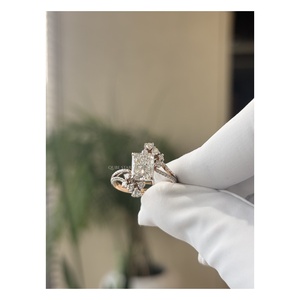 Bague de fiançailles élégante en or 14 carats avec diamant de laboratoire taille radiant floral de 2,20 carats, sertie à griffes sur une monture fendue, bijou de mariage de luxe - Product Image 5
