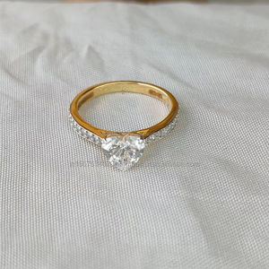Anillo de Diamantes Romántico en Forma de Corazón con Piedras Laterales, Engastado en Elegante Oro Amarillo – Un Símbolo Atemporal de Amor y Lujo - Product Image 1