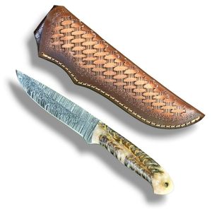 Couteaux de chasse traditionnels pour l'extérieur, dotés d'une lame en acier Damas faite à la main et d'un design de manche décoratif unique - Product Image 5