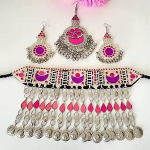 Collier traditionnel afghan Kuchi tribal avec base en tissu rose vibrant et motifs brodés à la main complexes - Product Image 1