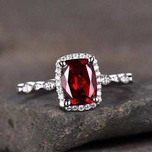 Bague de mariage en argent sterling avec grenat rouge naturel, pierre de naissance de janvier, taille émeraude - Product Image 1