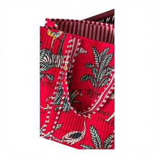 Bolso Tote Acolchado Rojo Tropical, Bolso de Mano de Algodón con Estampado Audaz, Bolso de Compras - Product Image 1