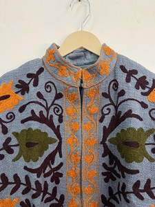 Veste en coton gris brodée Suzani bohème pour femme, vêtement d'extérieur vintage à fleurs ethniques fait main - Product Image 4