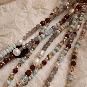 สร้อยคอประดับลูกปัดพลอยหลากสี ไข่มุกน้ำจืด ประดับด้วยลูกปัดทองคำ ดีไซน์เรียบหรู - Product Image 4