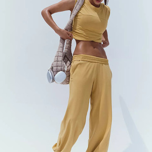 Conjunto Deportivo Transpirable de Punto para Mujer, Top Corto sin Mangas Amarillo y Pantalones Holgados, Conjunto Deportivo para Primavera/Verano - Product Image 1